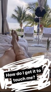 Nikki Glaser feet photo thumbnail