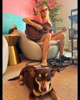 Nikki Glaser feet photo thumbnail