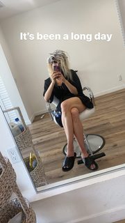 Nikki Glaser feet photo thumbnail