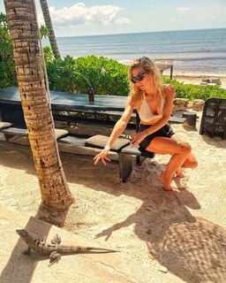 Nikki Glaser feet photo thumbnail