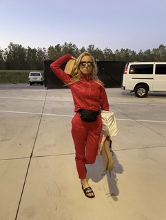 Nikki Glaser feet photo thumbnail