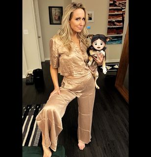 Nikki Glaser feet photo thumbnail