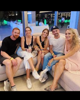 Nikki Glaser feet photo thumbnail