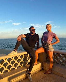 Nikki Glaser feet photo thumbnail