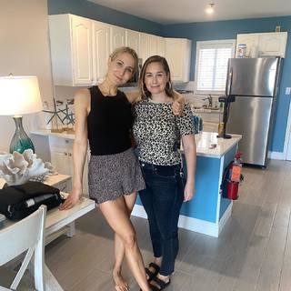 Nikki Glaser feet photo thumbnail