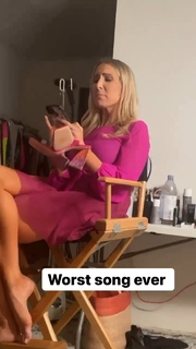 Nikki Glaser feet photo thumbnail