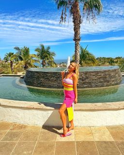 Nikki Glaser feet photo thumbnail