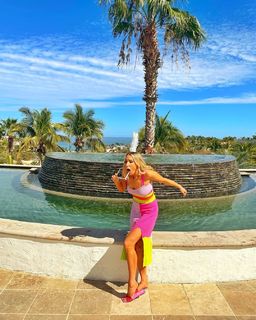 Nikki Glaser feet photo thumbnail