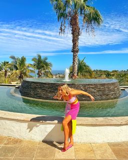 Nikki Glaser feet photo thumbnail