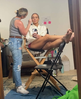 Nikki Glaser feet photo thumbnail