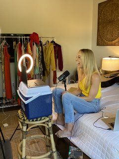 Nikki Glaser feet photo thumbnail