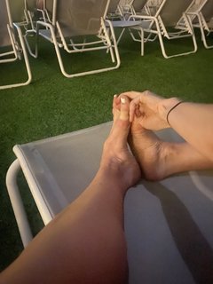 Nikki Glaser feet photo thumbnail