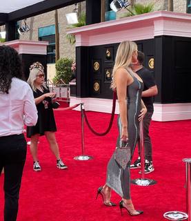 Nikki Glaser feet photo thumbnail