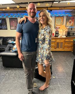 Nikki Glaser feet photo thumbnail