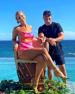 Nikki Glaser feet photo thumbnail