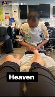 Nikki Glaser feet photo thumbnail