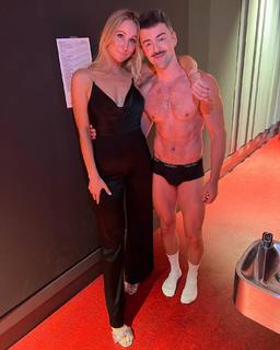 Nikki Glaser feet photo thumbnail