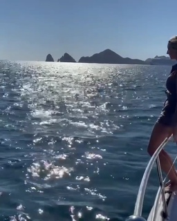 Nikki Glaser feet photo thumbnail