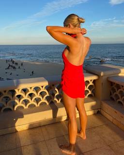 Nikki Glaser feet photo thumbnail