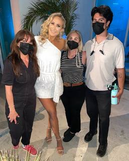 Nikki Glaser feet photo thumbnail