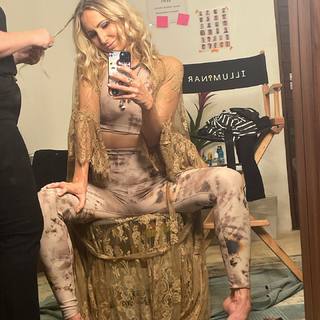 Nikki Glaser feet photo thumbnail