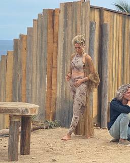 Nikki Glaser feet photo thumbnail