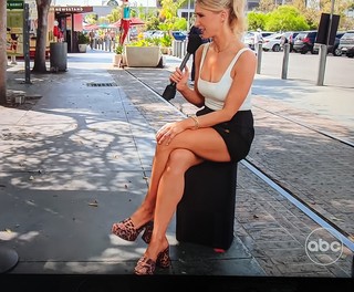 Nikki Glaser feet photo thumbnail