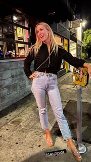 Nikki Glaser feet photo thumbnail