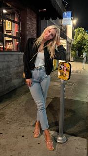 Nikki Glaser feet photo thumbnail