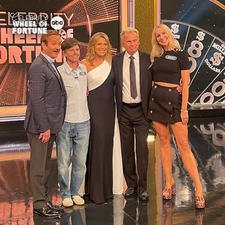 Nikki Glaser feet photo thumbnail
