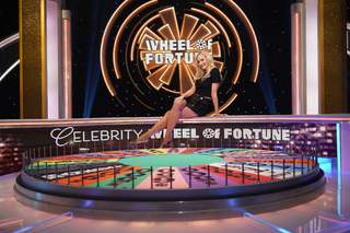 Nikki Glaser feet photo thumbnail