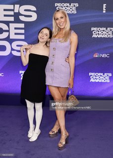 Nikki Glaser feet photo thumbnail
