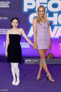 Nikki Glaser feet photo thumbnail