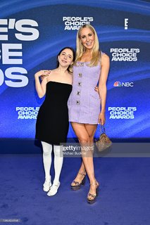 Nikki Glaser feet photo thumbnail