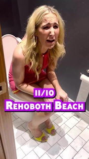 Nikki Glaser feet photo thumbnail