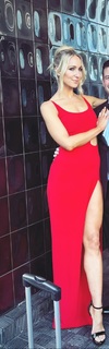 Nikki Glaser feet photo thumbnail