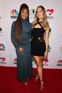 Nikki Glaser feet photo thumbnail