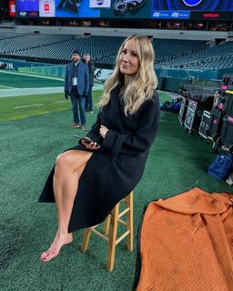 Nikki Glaser feet photo thumbnail