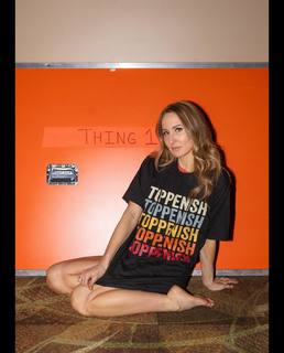 Nikki Glaser feet photo thumbnail