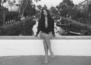 Nikki Howard feet photo thumbnail