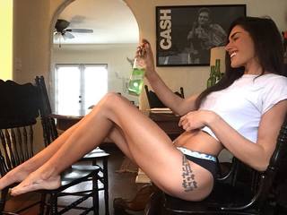 Nikki Howard feet photo thumbnail