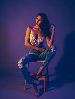 Nikki Howard feet photo thumbnail