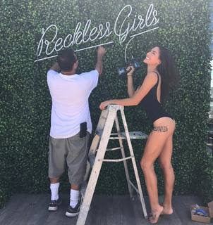 Nikki Howard feet photo thumbnail