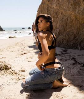 Nikki Howard feet photo thumbnail