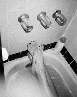 Nikki Howard feet photo thumbnail