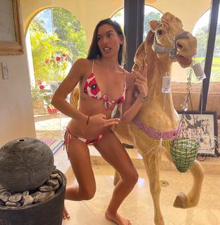 Nikki Howard feet photo thumbnail