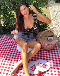 Nikki Howard feet photo thumbnail