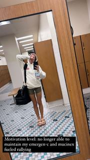 Nikki Howard feet photo thumbnail