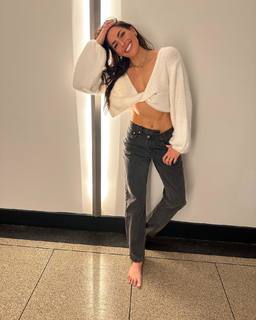 Nikki Howard feet photo thumbnail