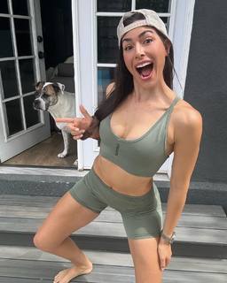 Nikki Howard feet photo thumbnail